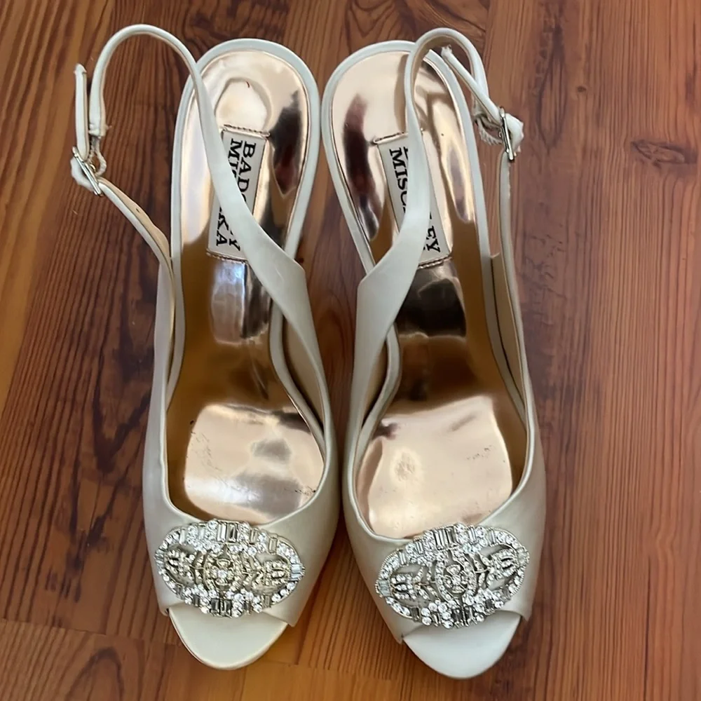 Badgley Mischka beautiful in excellent condition with box and dust bag. 8-1/2. - Picture 5 of 14